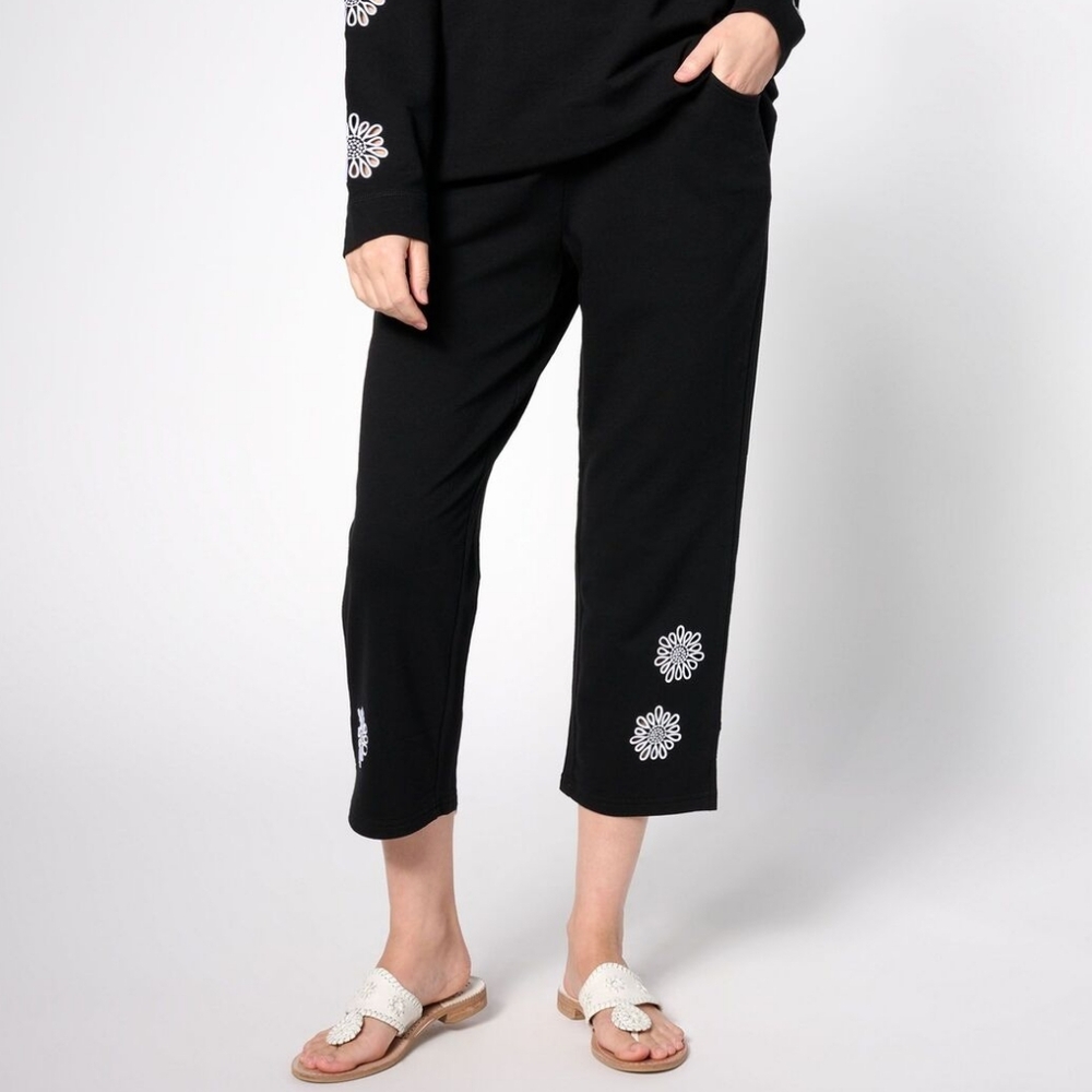 🌼 NWOT Quacker Factory terry crop pants in black with daisies